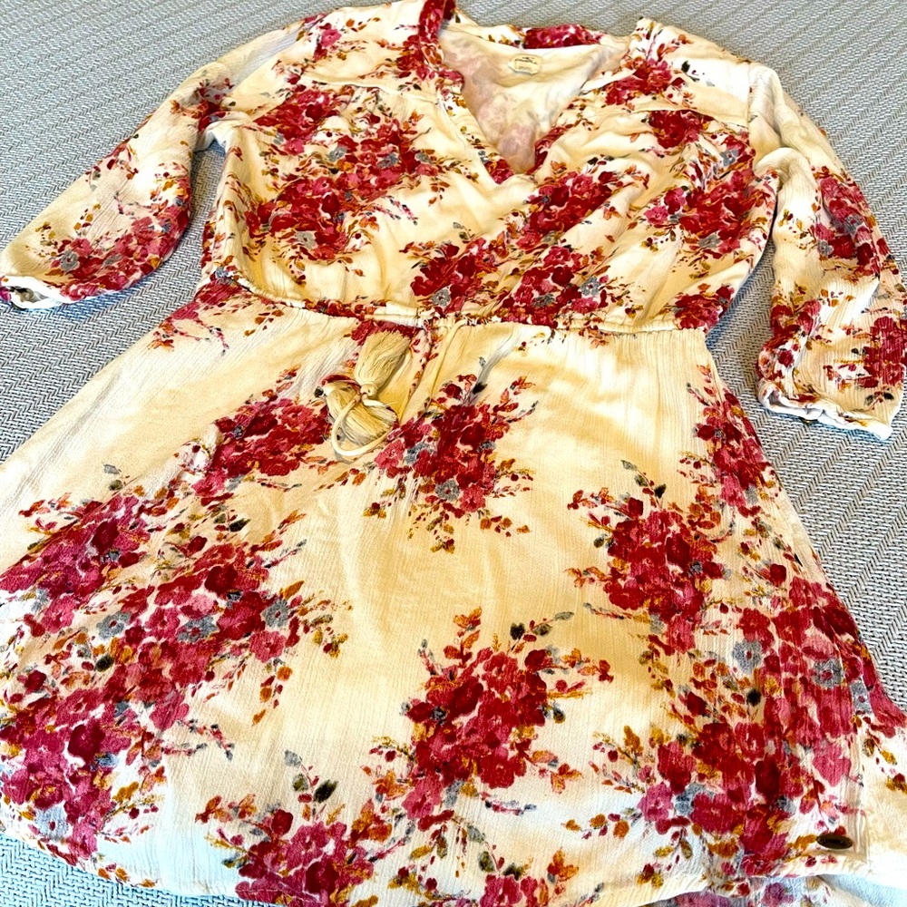 Super cute, short O’Neill skater dress with tie at the waist.